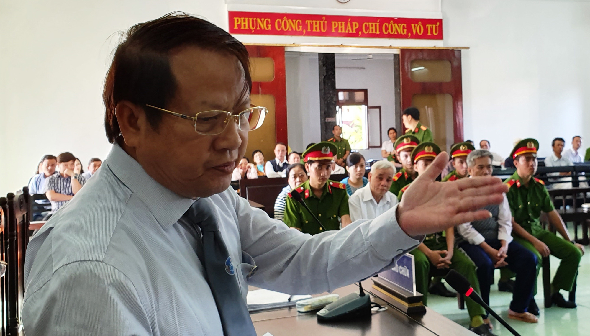 Cựu ch&aacute;nh &aacute;n tiều tụy ra hầu t&ograve;a ch&iacute;nh nơi m&igrave;nh điều h&agrave;nh - Ảnh 2.