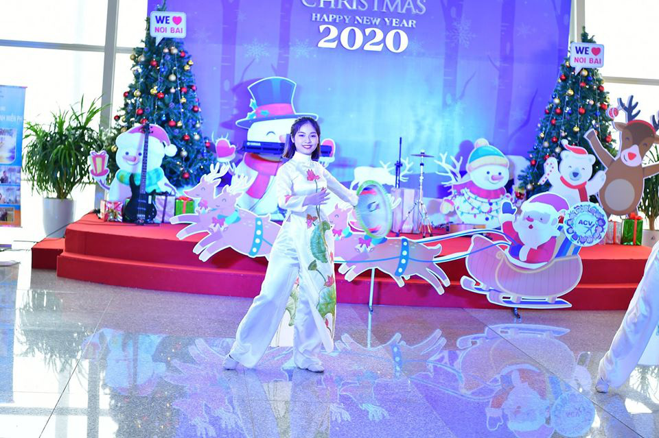 Bất ngờ với &Ocirc;ng gi&agrave; Noel, C&ocirc;ng ch&uacute;a Tuyết ở s&acirc;n bay - Ảnh 9.