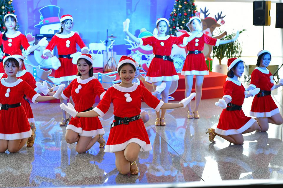 Bất ngờ với &Ocirc;ng gi&agrave; Noel, C&ocirc;ng ch&uacute;a Tuyết ở s&acirc;n bay - Ảnh 13.