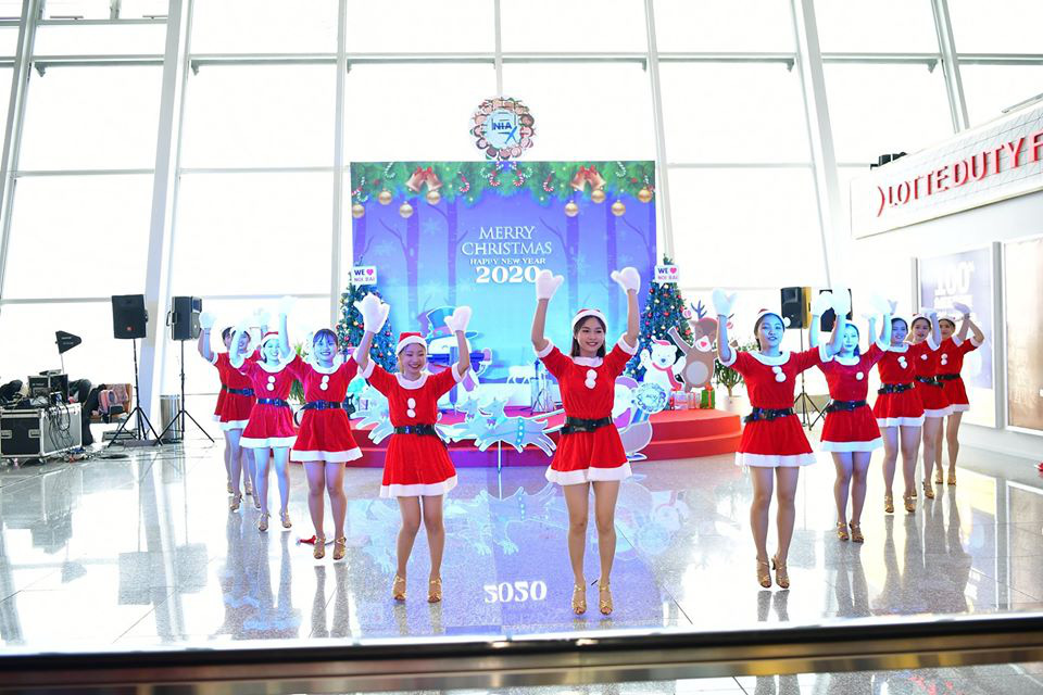 Bất ngờ với &Ocirc;ng gi&agrave; Noel, C&ocirc;ng ch&uacute;a Tuyết ở s&acirc;n bay - Ảnh 11.