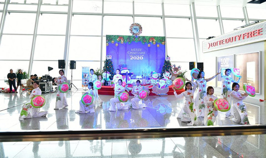 Bất ngờ với &Ocirc;ng gi&agrave; Noel, C&ocirc;ng ch&uacute;a Tuyết ở s&acirc;n bay - Ảnh 8.