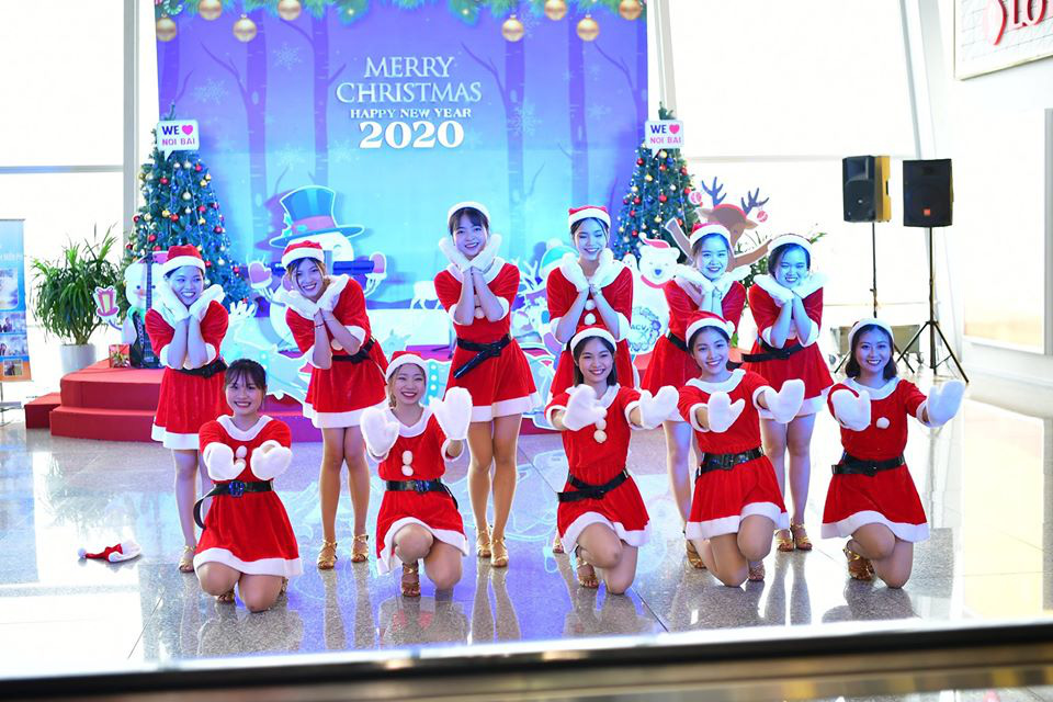 Bất ngờ với &Ocirc;ng gi&agrave; Noel, C&ocirc;ng ch&uacute;a Tuyết ở s&acirc;n bay - Ảnh 12.