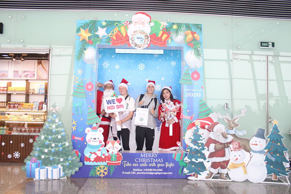 Bất ngờ với &Ocirc;ng gi&agrave; Noel, C&ocirc;ng ch&uacute;a Tuyết ở s&acirc;n bay - Ảnh 15.