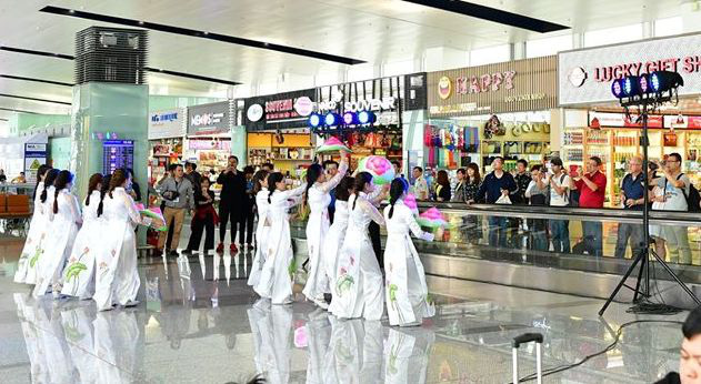 Bất ngờ với &Ocirc;ng gi&agrave; Noel, C&ocirc;ng ch&uacute;a Tuyết ở s&acirc;n bay - Ảnh 10.