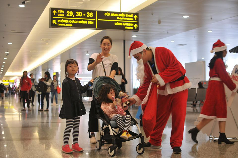 Bất ngờ với &Ocirc;ng gi&agrave; Noel, C&ocirc;ng ch&uacute;a Tuyết ở s&acirc;n bay - Ảnh 18.
