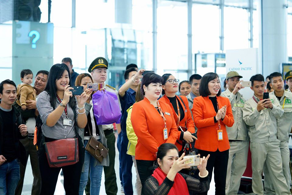 Bất ngờ với &Ocirc;ng gi&agrave; Noel, C&ocirc;ng ch&uacute;a Tuyết ở s&acirc;n bay - Ảnh 17.