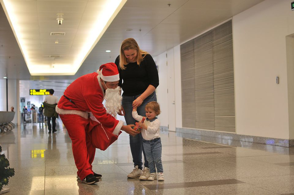 Bất ngờ với &Ocirc;ng gi&agrave; Noel, C&ocirc;ng ch&uacute;a Tuyết ở s&acirc;n bay - Ảnh 19.