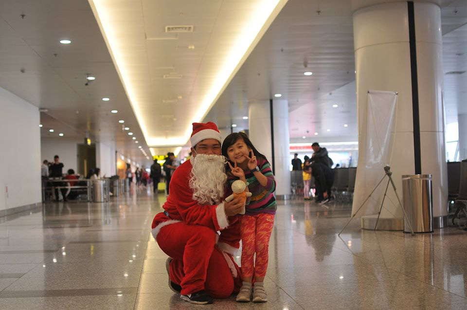 Bất ngờ với &Ocirc;ng gi&agrave; Noel, C&ocirc;ng ch&uacute;a Tuyết ở s&acirc;n bay - Ảnh 20.