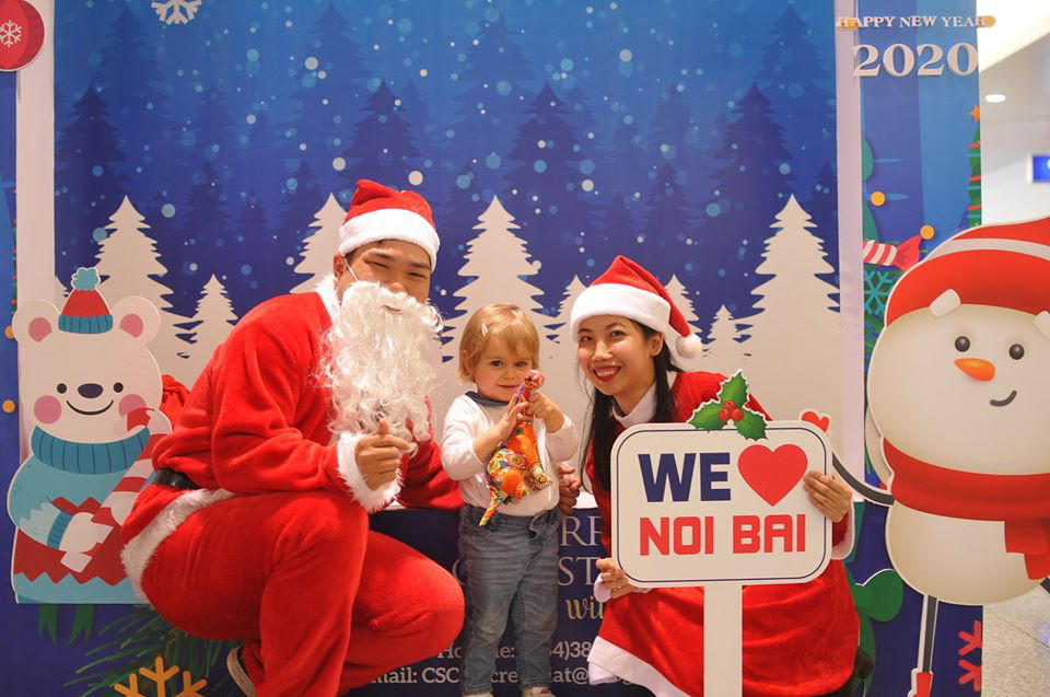 Bất ngờ với &Ocirc;ng gi&agrave; Noel, C&ocirc;ng ch&uacute;a Tuyết ở s&acirc;n bay - Ảnh 21.