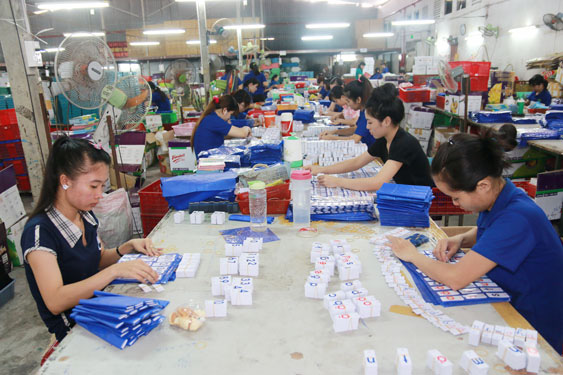 CÓ NÊN THƯỞNG TẾT BẰNG HIỆN VẬT? (*): Nên hướng dẫn rõ, có tính khả thi