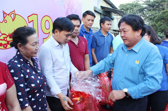 Thăm hỏi, động viên công nhân khó khăn