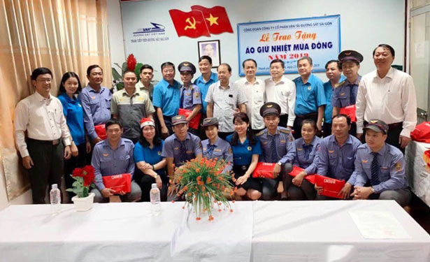 Tặng áo giữ nhiệt mùa đông cho CNVC-LĐ