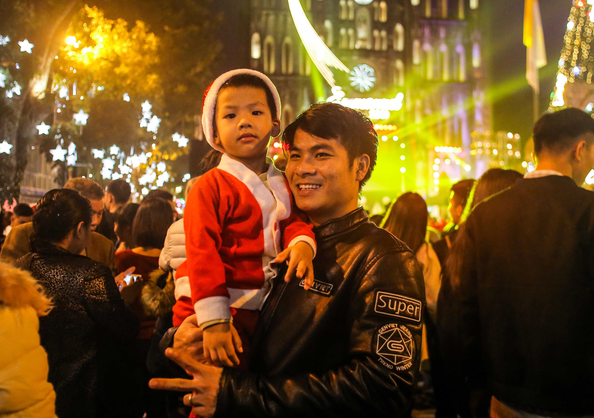 Hà Nội: Hàng vạn người dân nô nức đón lễ Giáng sinh - Ảnh 7.