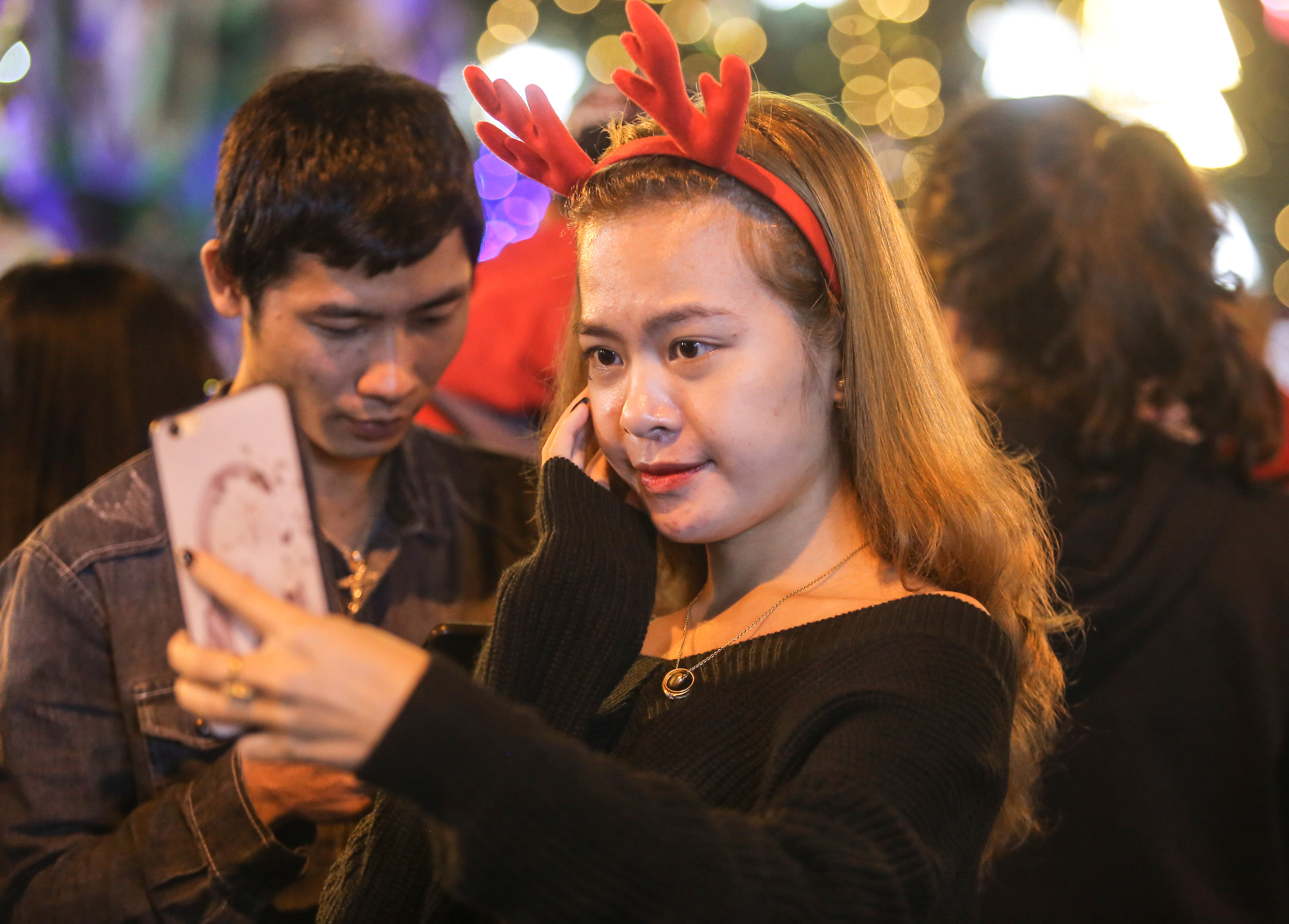 Hà Nội: Hàng vạn người dân nô nức đón lễ Giáng sinh - Ảnh 10.