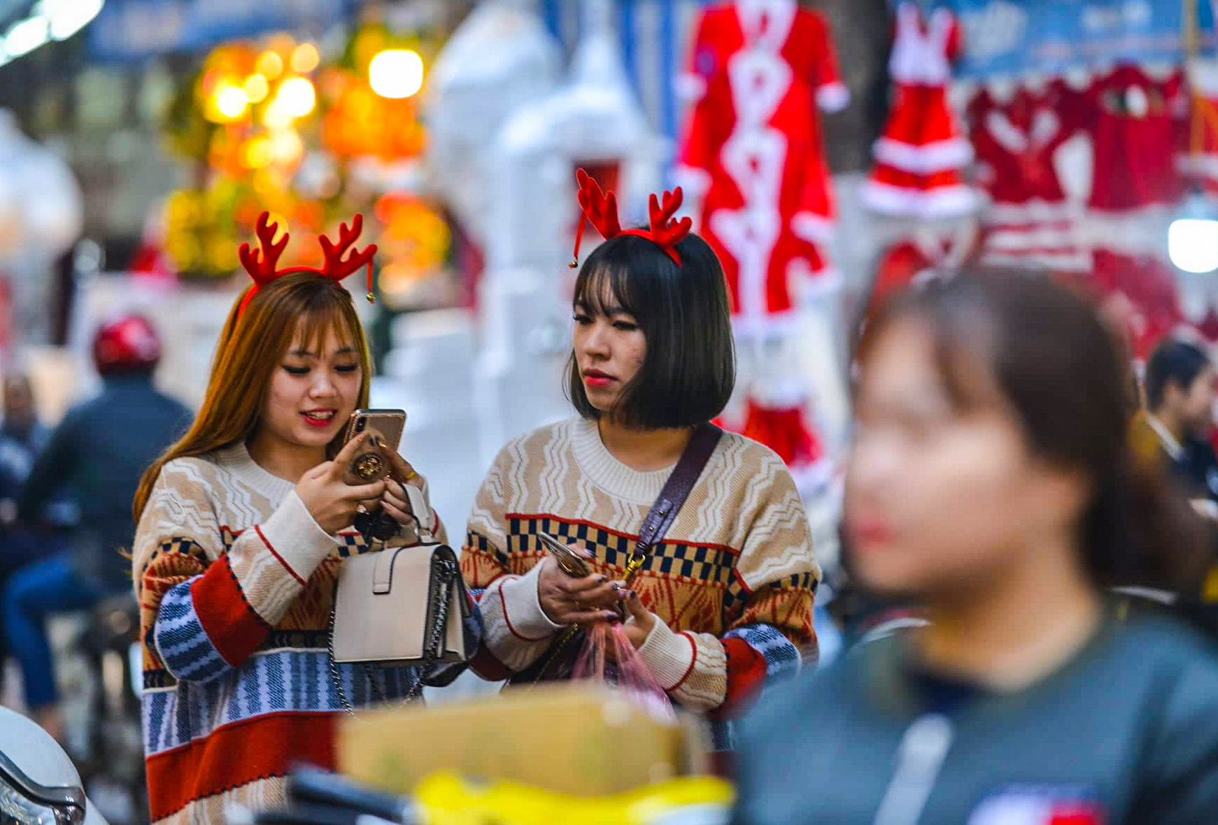 Hà Nội: Hàng vạn người dân nô nức đón lễ Giáng sinh - Ảnh 14.