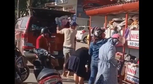 Thực hư chuyện ô tô tranh giành đồ từ thiện tại Đà Nẵng - Ảnh 2.