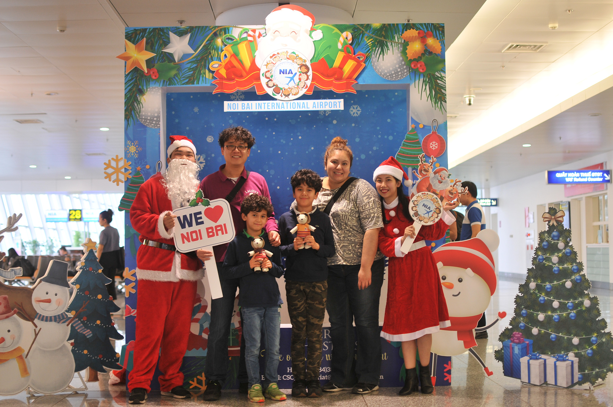 Bất ngờ với &Ocirc;ng gi&agrave; Noel, C&ocirc;ng ch&uacute;a Tuyết ở s&acirc;n bay - Ảnh 4.