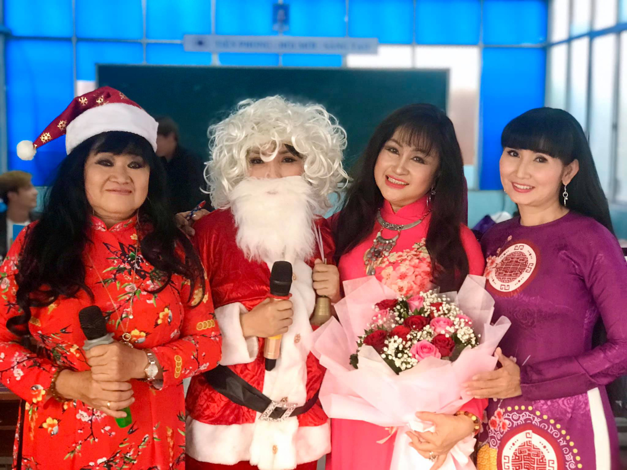 NSND Ngọc Giàu, NS Mạc Can, Việt Hương mang niềm vui san sẻ trong mùa Giáng sinh - Ảnh 8.