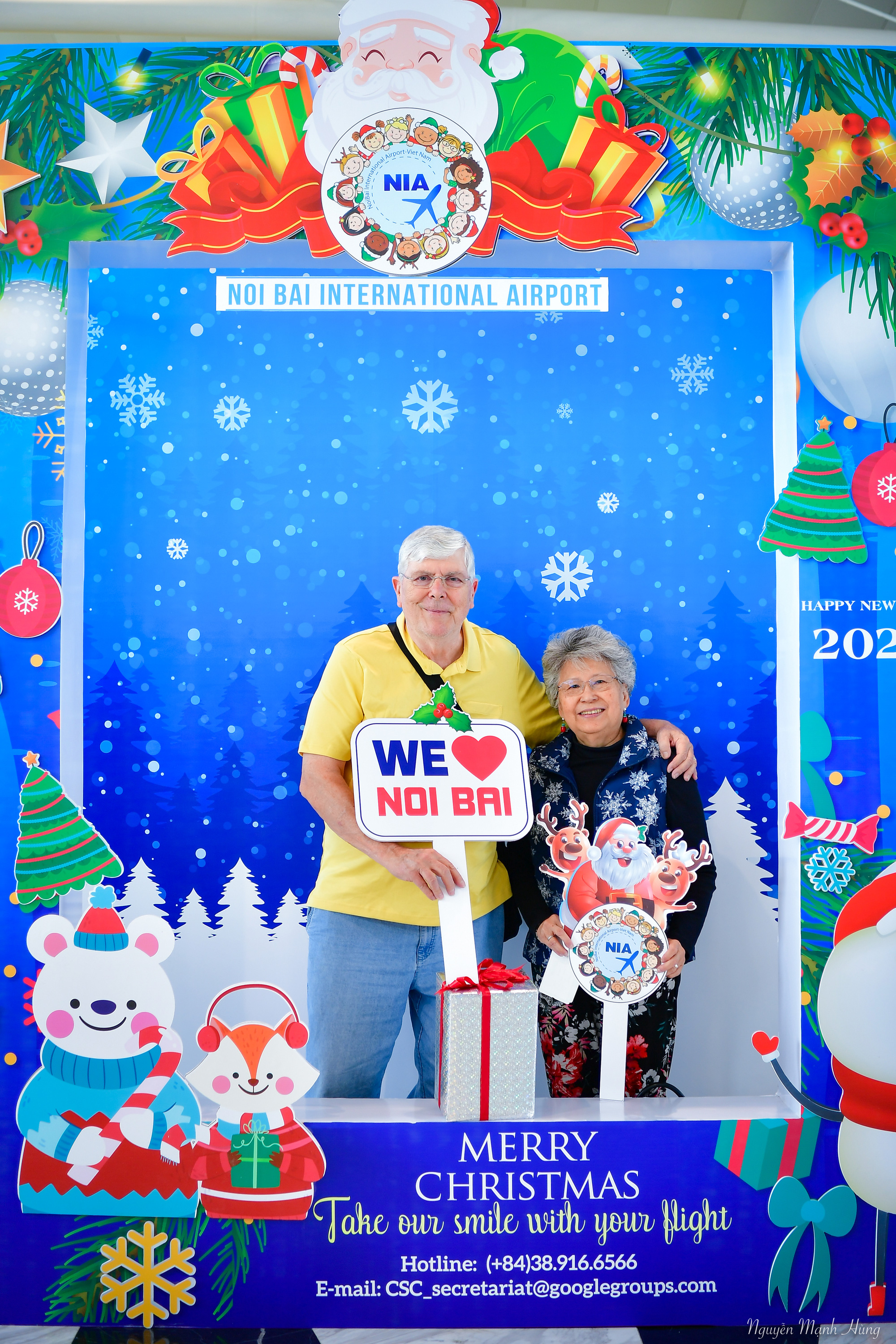 Bất ngờ với &Ocirc;ng gi&agrave; Noel, C&ocirc;ng ch&uacute;a Tuyết ở s&acirc;n bay - Ảnh 7.