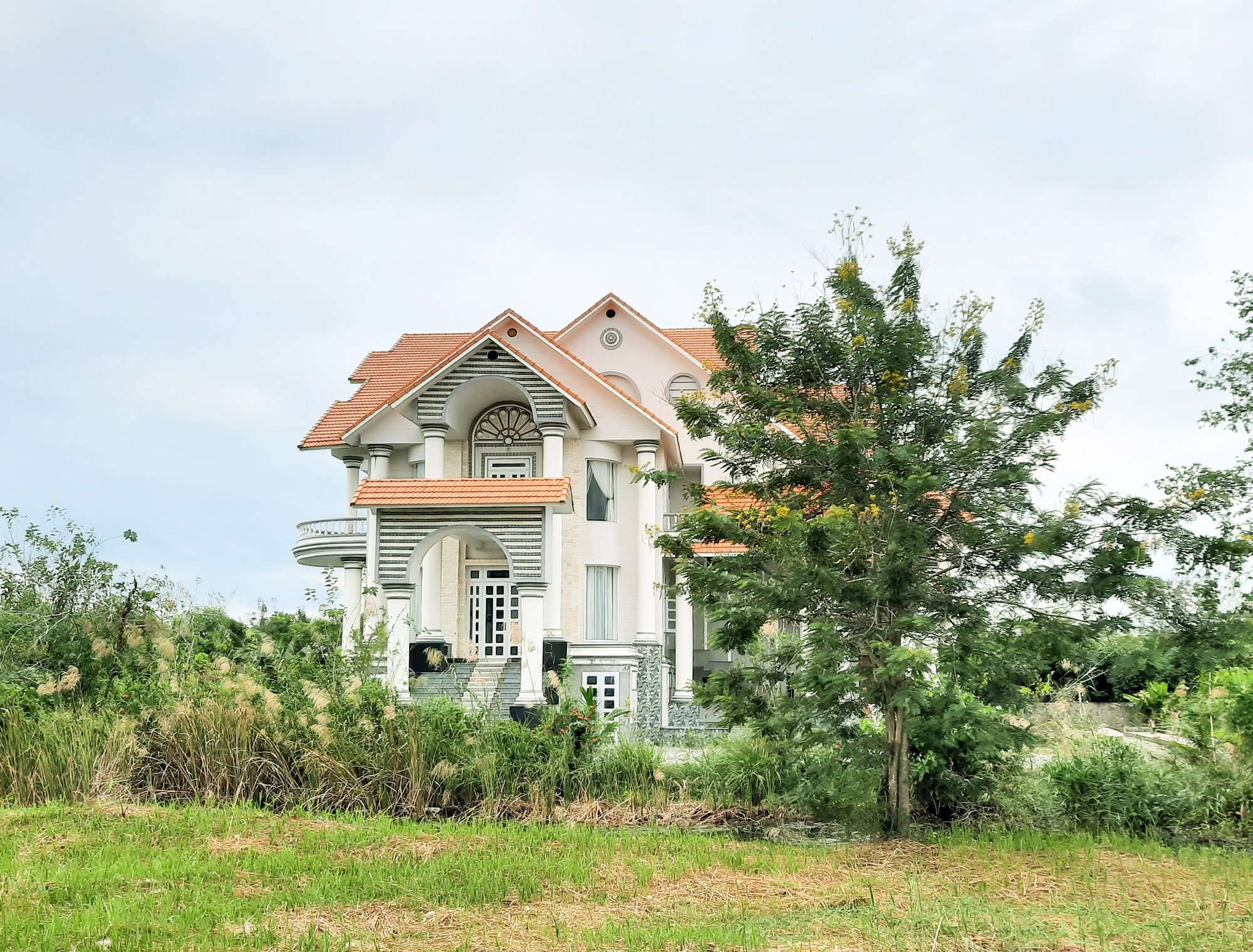 Truy tìm đối tượng dùng súng nã đạn vào biệt thự đại gia cửa biển