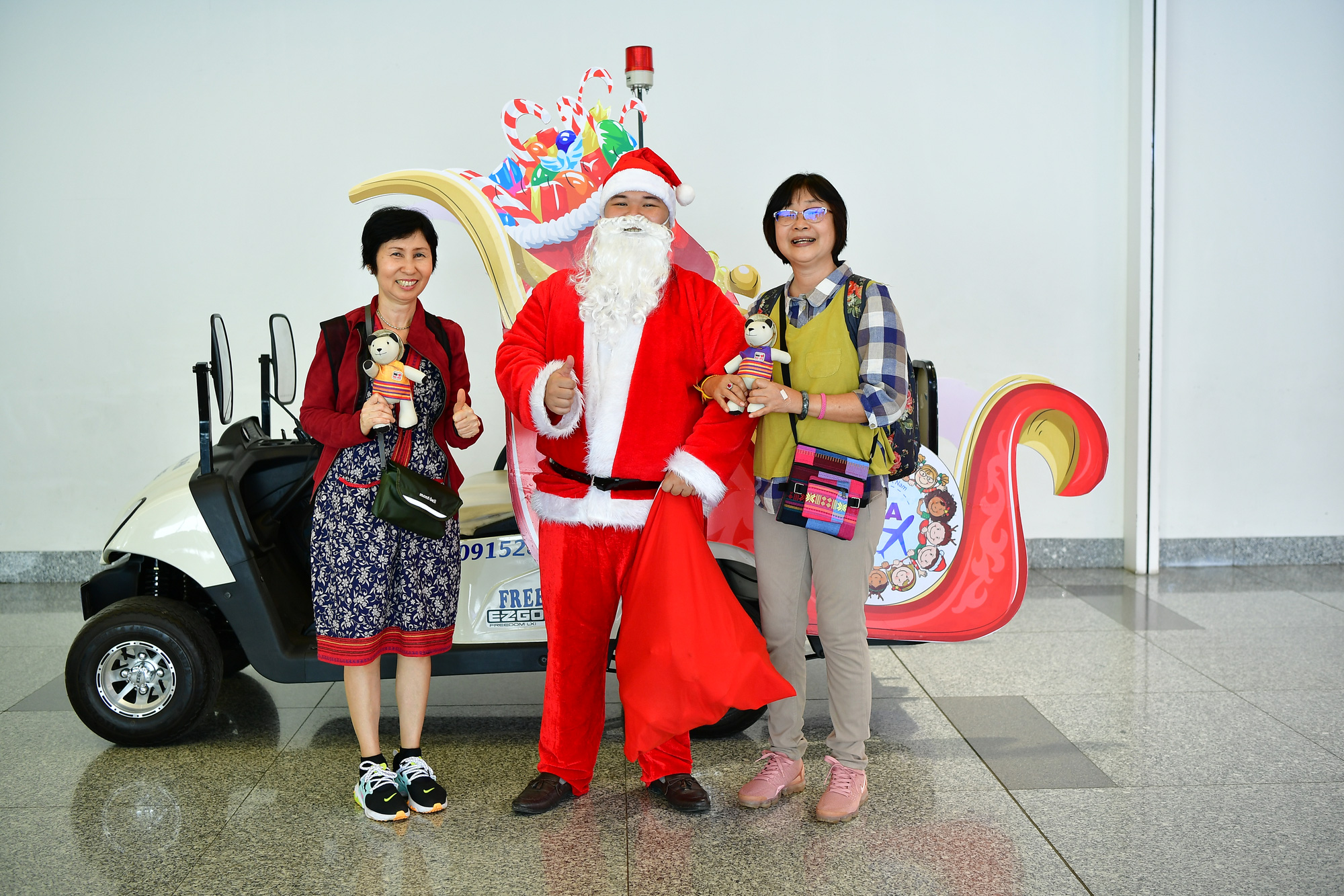 Bất ngờ với &Ocirc;ng gi&agrave; Noel, C&ocirc;ng ch&uacute;a Tuyết ở s&acirc;n bay - Ảnh 2.