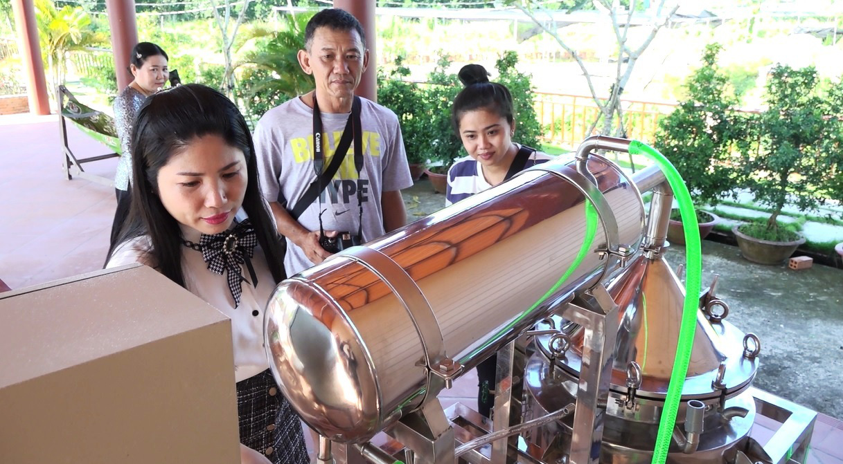 M&atilde;n nh&atilde;n với c&aacute;nh đồng hoa hồng c&oacute; biểu diễn c&aacute; l&oacute;c bay - Ảnh 3.