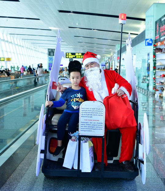 Bất ngờ với &Ocirc;ng gi&agrave; Noel, C&ocirc;ng ch&uacute;a Tuyết ở s&acirc;n bay - Ảnh 1.