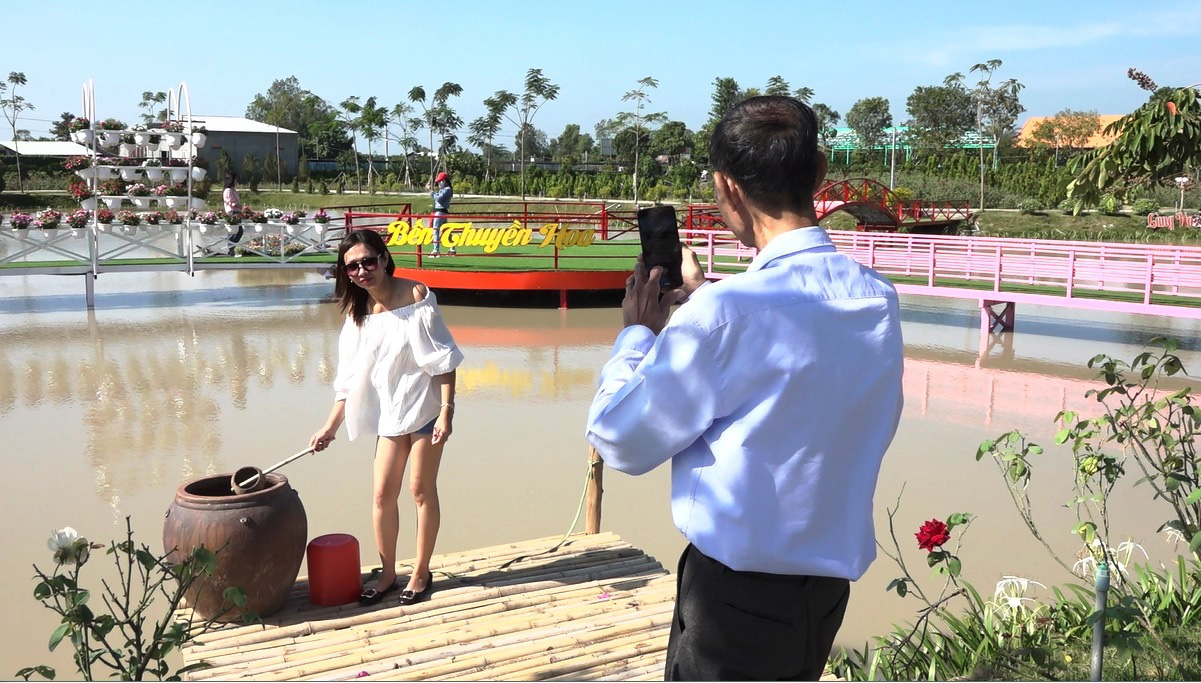 M&atilde;n nh&atilde;n với c&aacute;nh đồng hoa hồng c&oacute; biểu diễn c&aacute; l&oacute;c bay - Ảnh 4.