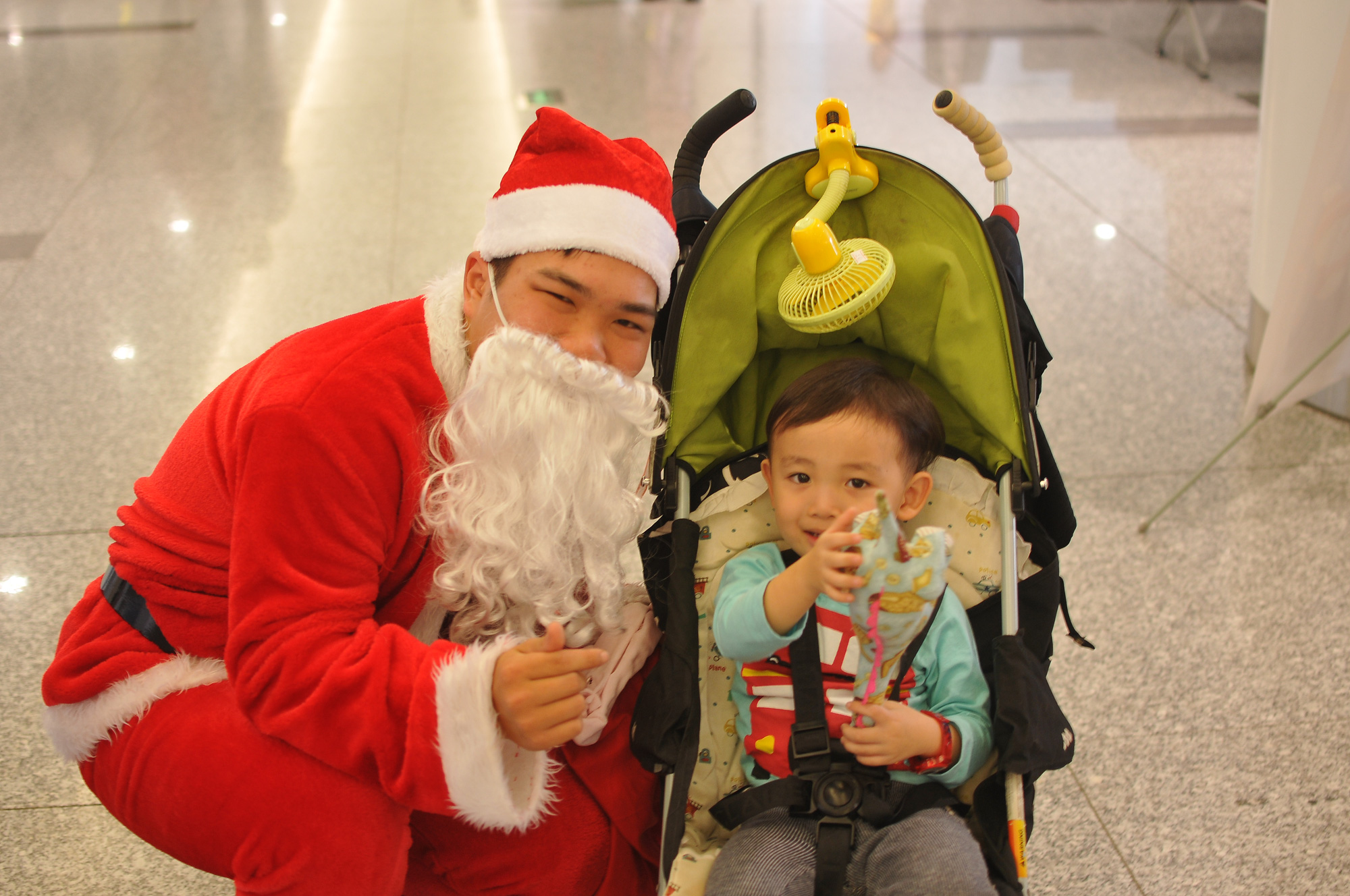 Bất ngờ với &Ocirc;ng gi&agrave; Noel, C&ocirc;ng ch&uacute;a Tuyết ở s&acirc;n bay - Ảnh 3.