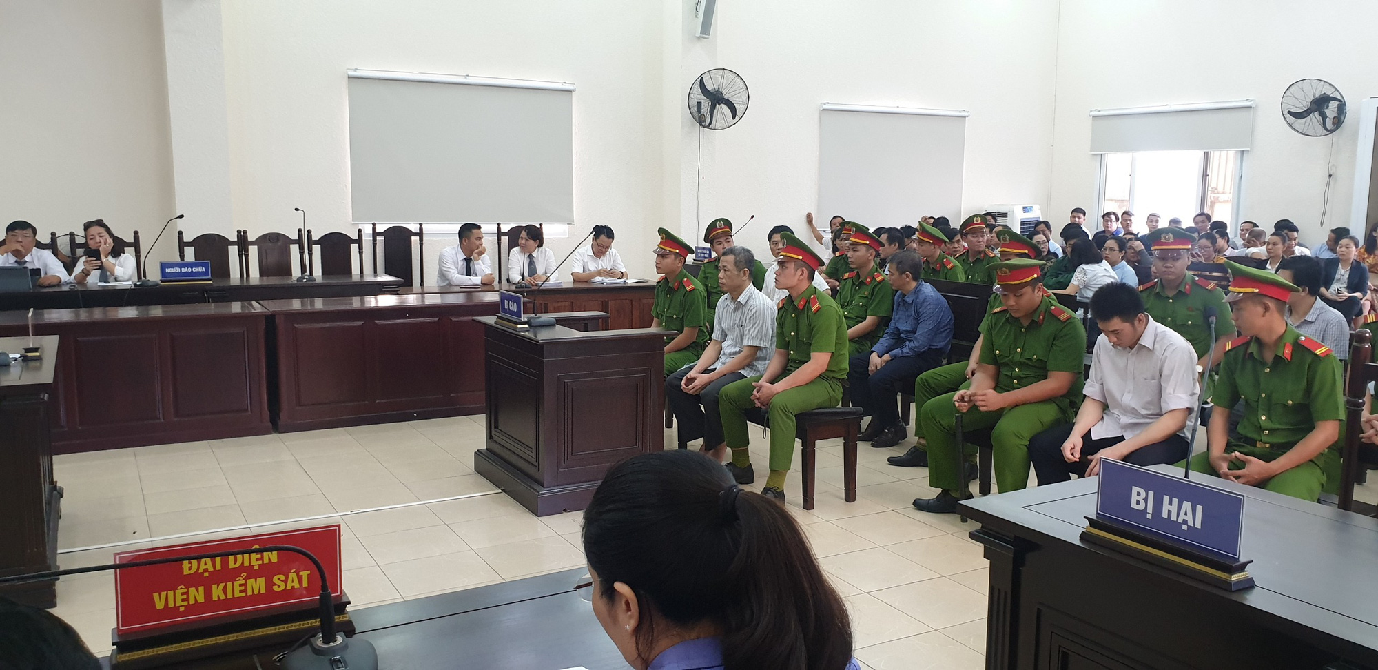 Video: T&ograve;a trả hồ sơ vụ cựu B&iacute; thư Bến C&aacute;t - Ảnh 3.