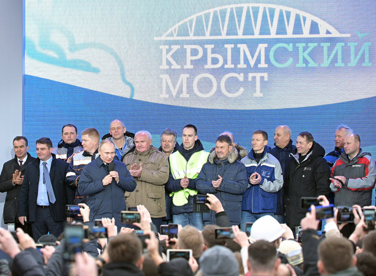 Ông Putin vượt cầu đường sắt dài nhất châu Âu đến Crimea
