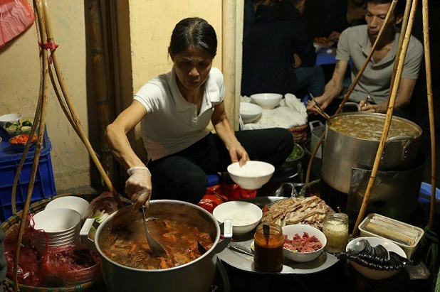 Gánh phở đêm khách phải chờ cả tiếng