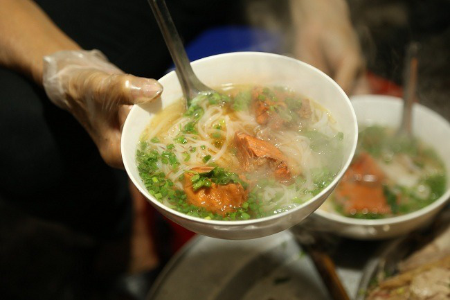 G&aacute;nh phở đ&ecirc;m kh&aacute;ch phải chờ cả tiếng - Ảnh 2.