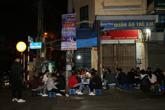 G&aacute;nh phở đ&ecirc;m kh&aacute;ch phải chờ cả tiếng - Ảnh 3.