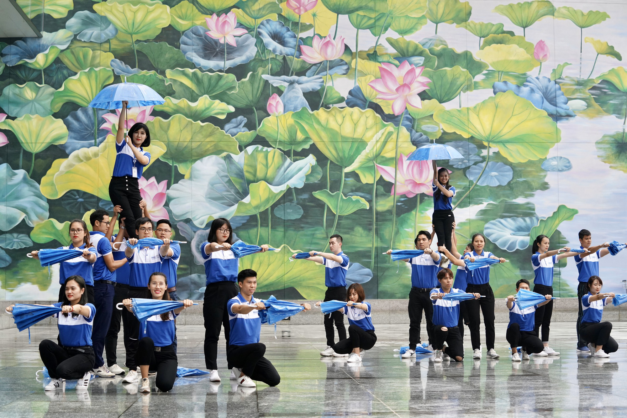 Bất ngờ với &Ocirc;ng gi&agrave; Noel, C&ocirc;ng ch&uacute;a Tuyết ở s&acirc;n bay - Ảnh 5.