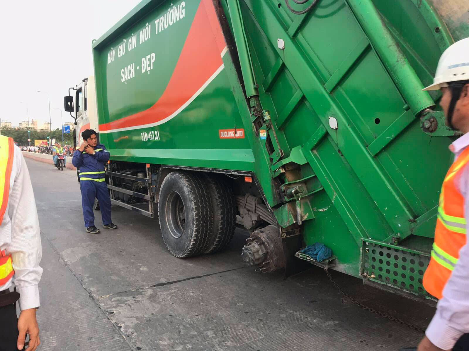 Xe r&aacute;c bể b&aacute;nh trong hầm s&ocirc;ng S&agrave;i G&ograve;n, giao th&ocirc;ng kẹt cứng - Ảnh 2.