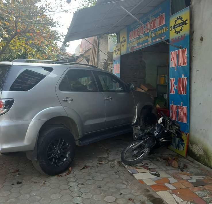 CLIP: Hiện trường vụ xe Fortuner t&ocirc;ng 2 &ocirc; t&ocirc;, 1 xe m&aacute;y, lao v&agrave;o nh&agrave; d&acirc;n - Ảnh 4.
