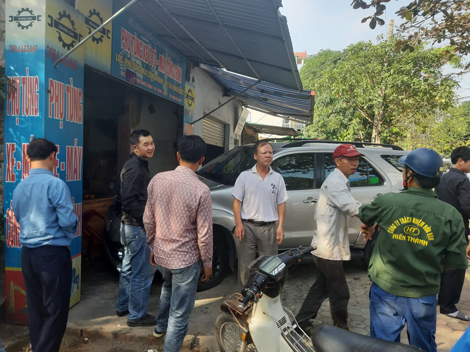 CLIP: Hiện trường vụ xe Fortuner t&ocirc;ng 2 &ocirc; t&ocirc;, 1 xe m&aacute;y, lao v&agrave;o nh&agrave; d&acirc;n - Ảnh 5.