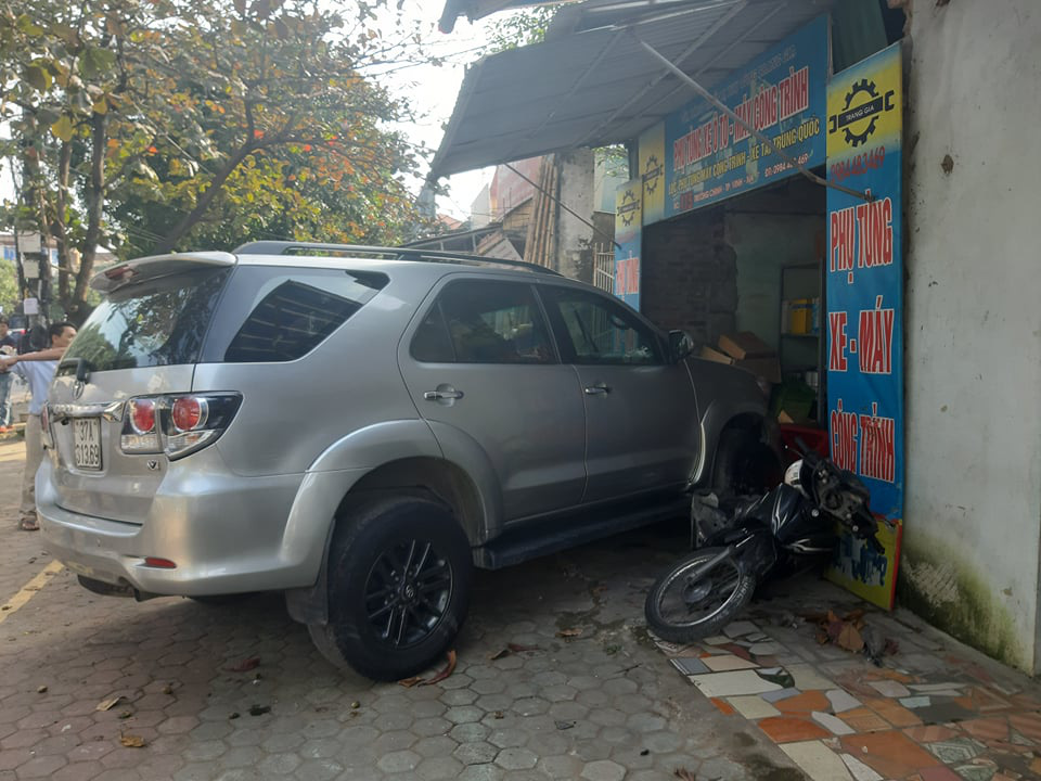 CLIP: Hiện trường vụ xe Fortuner tông 2 ô tô, 1 xe máy, lao vào nhà dân