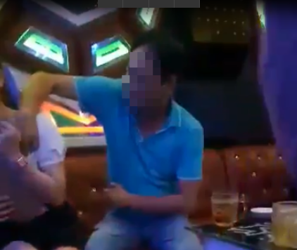 Cán bộ Huyện ủy Ea Súp nói gì về clip sờ ngực nữ tiếp viên quán karaoke?