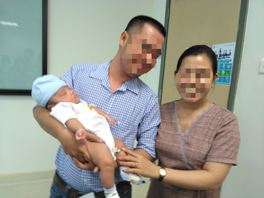 Ngoạn mục chuyển viện trong tử cung cứu bé trai sinh non - Ảnh 1.
