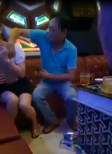 Cán bộ Huyện ủy Ea Súp nói gì về clip sờ ngực nữ tiếp viên quán karaoke? - Ảnh 1.
