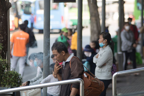 Khó phạt hút thuốc lá nơi công cộng