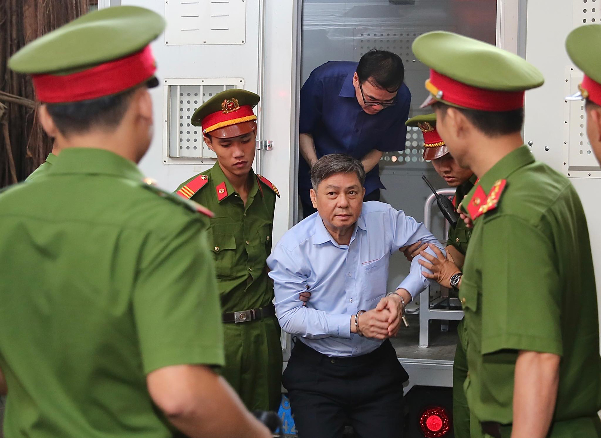 Siết chặt an ninh phi&ecirc;n xử Nguy&ecirc;n Ph&oacute; Chủ tịch UBND TP HCM Nguyễn Hữu T&iacute;n v&agrave; thuộc cấp - Ảnh 2.