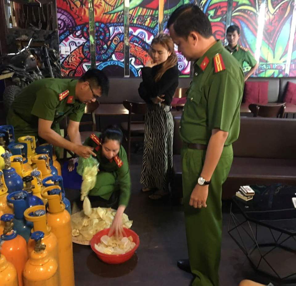 Thu giữ h&agrave;ng chục b&igrave;nh bơm b&oacute;ng cười trong qu&aacute;n c&agrave; ph&ecirc; - Ảnh 1.