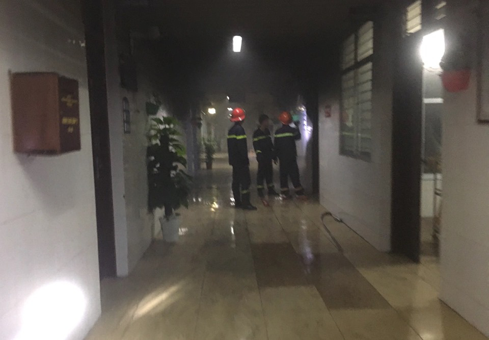 Nam bệnh nhân châm lửa đốt giường bệnh, khống chế đánh đập nữ điều dưỡng - Ảnh 1.