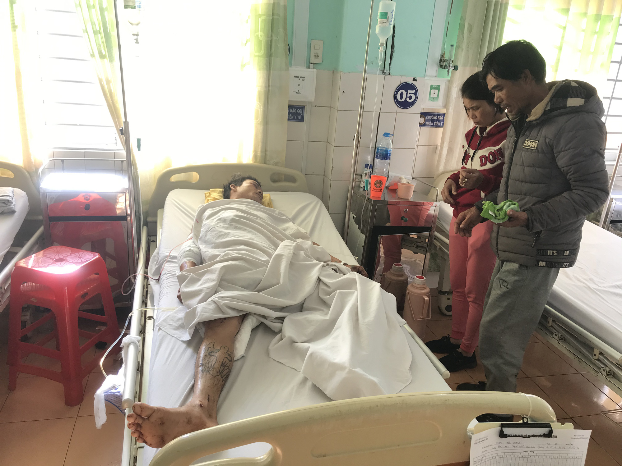 Ngồi xem bạn cưa đầu đạn, 2 người chết