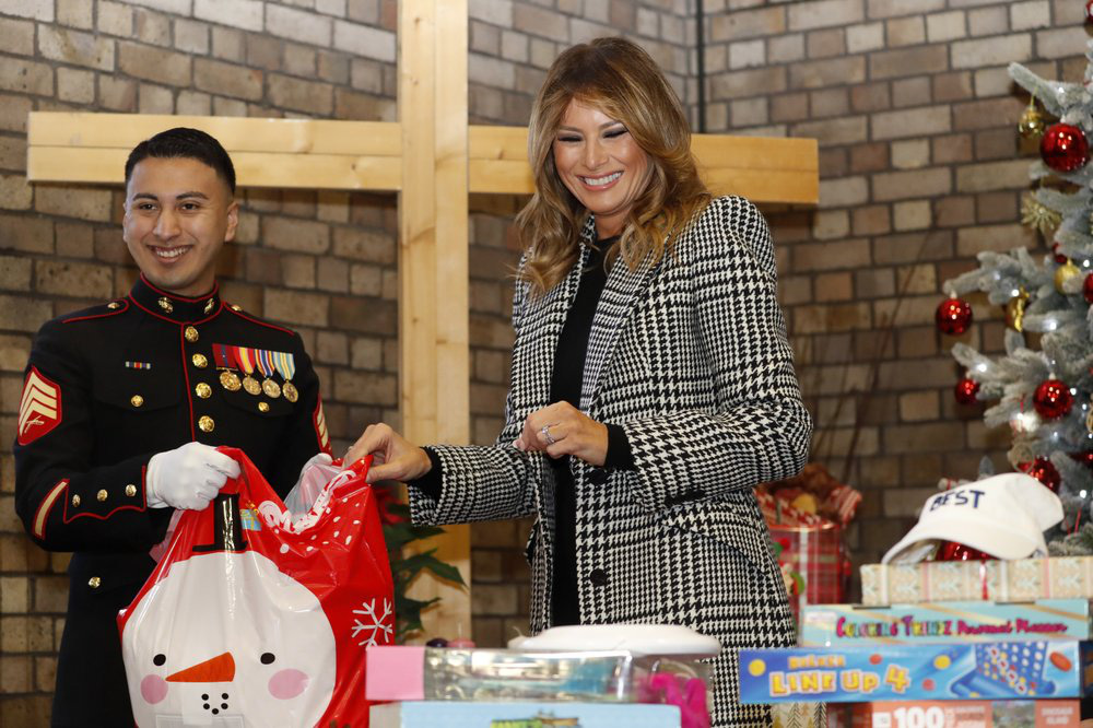 Bà Melania quá lạnh lùng khi chồng bị luận tội?
