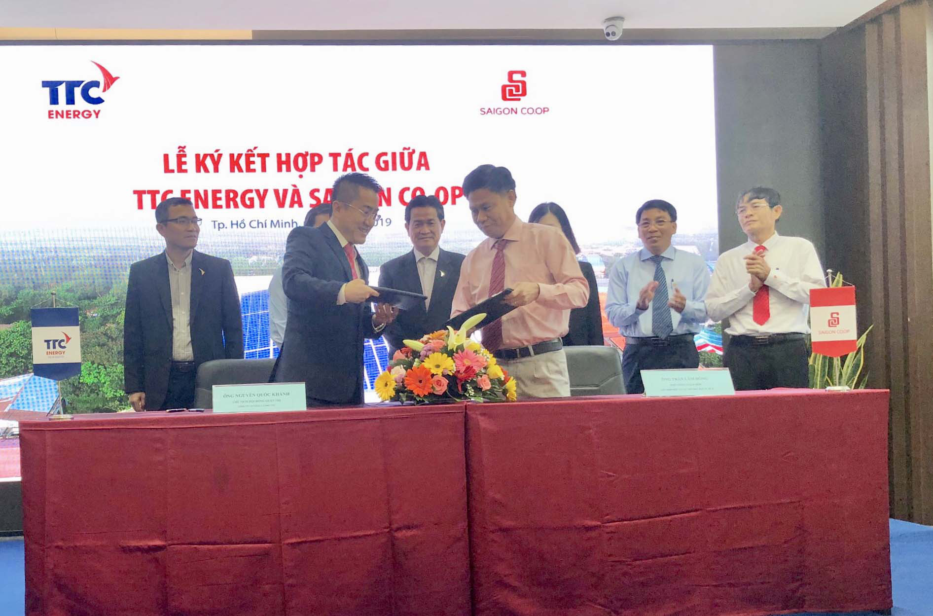 Si&ecirc;u thị lắp đặt điện mặt trời &aacute;p m&aacute;i - Ảnh 1.