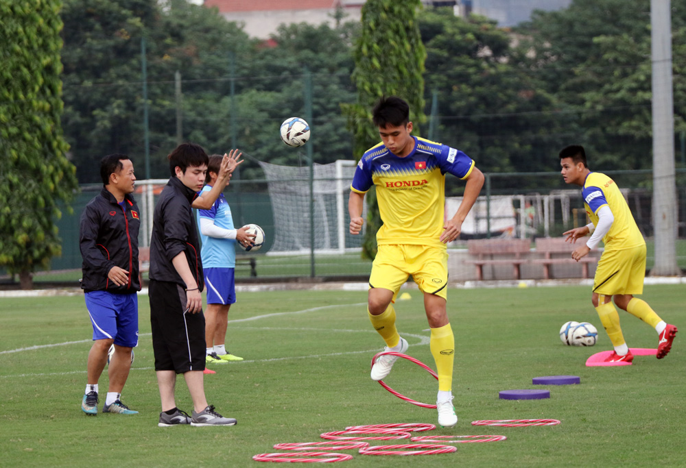 Trợ lí Lê Huy Khoa không phiên dịch cho HLV Park Hang-seo ở VCK U23 châu Á 2020